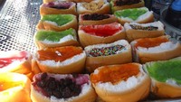 Anda dapat memilih Custard-Filled Bread yang menyerupai hotdog ini sebagai menu makan pagi Anda disajikan dengan tiga pilihan topping yaitu rasa green tea, manis, dan sirup cokelat. Foto: Istimewa