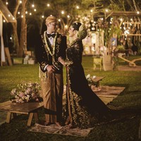 Melangsungkan resepsi dekat Candi Borobudur, Vicky Shu tampak anggun dengan kebaya hitam panjang penuh detail brokat. (Foto: Instagram/djatifarhan)