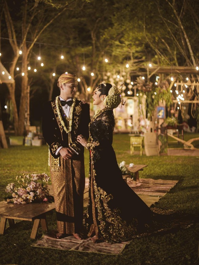 Melangsungkan resepsi dekat Candi Borobudur, Vicky Shu tampak anggun dengan kebaya hitam panjang penuh detail brokat. (Foto: Instagram/djatifarhan)