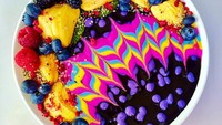 Duh, gemas banget sama smoothies bowl ini. Bahannya berupa pisang, blackberry, yogurt kelapa dan activated coconut charcoal. Sementara warna cerah alami didapat dari spirulina, kunyit dan bunga telang. Foto: Rachel Lorton