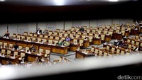 Sejumlah fraksi melancarkan aksi walk out (WO) dalam sidang paripurna terkait hasil temuan Pansus Hak Angket KPK. Mereka menolak mengenai hasil temuan dan menolak perpanjangan masa kerja Pansus Angket.