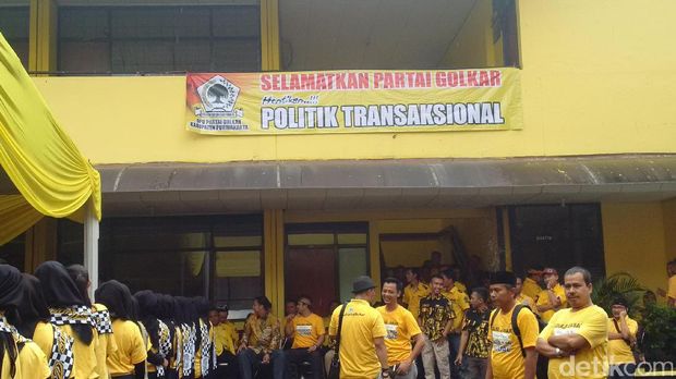 <i>Support</i> Dedi Mulyadi, Ratusan Kader Datangi Kantor Golkar Jabar