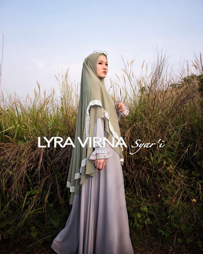 Satu lagi wanita berhijab yang juga tergiur jualan jilbab adalah Lyra Virna. Ia merilis koleksi busana syari dengan label Lyra Virna Syari. Foto: Dok. Instagram