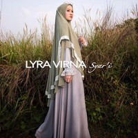 Satu lagi wanita berhijab yang juga tergiur jualan jilbab adalah Lyra Virna. Ia merilis koleksi busana syari dengan label Lyra Virna Syari. Foto: Dok. Instagram