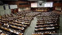 Berdasarkan daftar hadir anggota Dewan dalam sidang paripurna di gedung DPR, Senayan, Jakarta, Selasa (26/9/2017), ada 203 dari total 560 anggota DPR yang meneken daftar presensi. Sebanyak 87 anggota meminta izin.