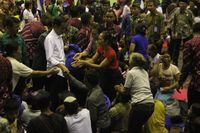 Jokowi Beri Bantuan ke Posko Pengungsi Gunung Agung