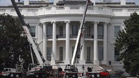 Bagian selatan Gedung Putih juga tak luput dari perbaikan. 2 Buah crane dilibatkan dalam proses renovasi ini (Alex Wong/Getty Images)