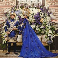 Di tangan Didiet, kebaya terasa lebih modern berkat cape atau sayap yang menjuntai dari bahu hingga kaki. Detail kristal dan bulu ikut menyumbangkan rasa glamor. (Foto: Instagram)