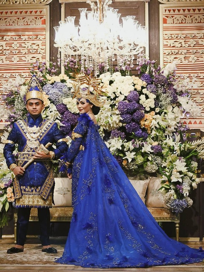 Di tangan Didiet, kebaya terasa lebih modern berkat cape atau sayap yang menjuntai dari bahu hingga kaki. Detail kristal dan bulu ikut menyumbangkan rasa glamor. (Foto: Instagram)