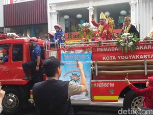 8 Pasangan Menikah di Atas Mobil Damkar di Malioboro