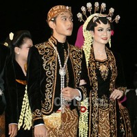 Selvi Ananda tampak ayu dan menawan dalam balutan kebaya hitam di hari pernikahannya dengan putra sulung Presiden RI Joko Widodo, Gibran Rakabuming. (Foto: ist.)