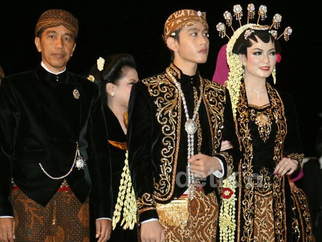 Selvi Ananda tampak ayu dan menawan dalam balutan kebaya hitam di hari pernikahannya dengan putra sulung Presiden RI Joko Widodo, Gibran Rakabuming. (Foto: ist.)