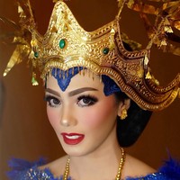 Makeup artist Irwan Riady berada di balik pulasan makeup Milka yang memesona dengan paes biru nan unik bertekstur brokat. (Foto: Instagram)