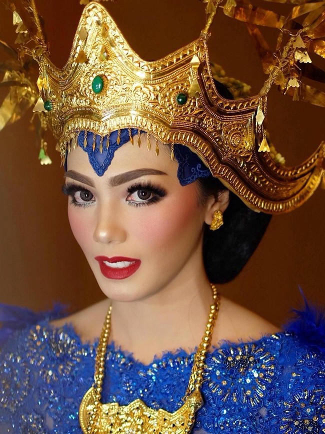 Makeup artist Irwan Riady berada di balik pulasan makeup Milka yang memesona dengan paes biru nan unik bertekstur brokat. (Foto: Instagram)