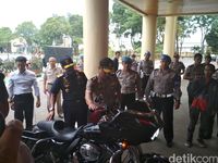 Polda Jabar Serahkan Kendaraan Mewah Selundupan ke Bea Cukai