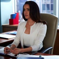 Kardigan memang bisa dijadikan luaran andalan untuk ke kantor. Tambahkan bros agar terlihat lebih cantik. (Foto: Pinterest)