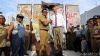 Gubernur DKI Jakarta Djarot Saiful Hidayat berjabat tangan dengan Dubes Jerman untuk Indonesia Michael Freiherr von Ungern-Sternberg di karya seni instalasi Menembus Batas.