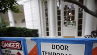 Selama proses renovasi, beberapa bagian Gedung Putih ditutup untuk wisatawan. Presiden Donald Trump sendiri mengungsi selama Gedung Putih direnov. Trump dikabarkan berlibur ke Resort Golf miliknya di New Jersey (Chip Somodevilla/Getty Images)
