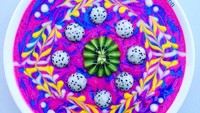 Meski warnanya terang, smoothies bowl Rachel Lorton dibuat dari buah dan sayur segar loh. Ia lalu menggoreskan pola artistik sebagai toppingnya. Foto: Rachel Lorton