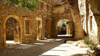 Bekas rumah para penderita kusta di Pulau Spinalonga. Kini pulau itu jadi tempat wisata (Elizabeth Warkentin/BBC Travel)
