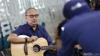 Kunjungannya kali itu belum selesai, Ebiet G Ade membagi kisahnya di dunia musik. Foto: Rachman Haryanto
