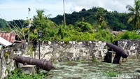 Benteng ini juga dilengkapi dengan meriam-meriam sebagai pertahanan terhadap musuh. Meriam ini diletakkan pada masing-masing sisi benteng (Wahyu/detikTravel)