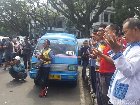 Sopir angkot di Malang demo di depan balai kota/