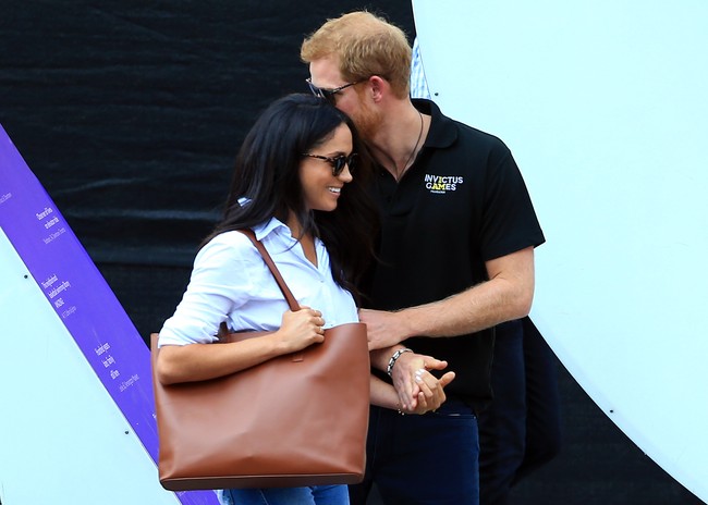 Layaknya pasangan kekasih, Pangeran Harry dan Meghan Markle selalu terlihat begandengan tangan ketika datang atau pergi meninggalkan tempat pertandingan berlangsung. Foto: Dok. Getty Images