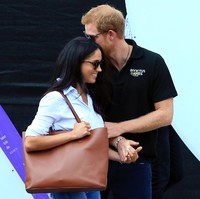 Layaknya pasangan kekasih, Pangeran Harry dan Meghan Markle selalu terlihat begandengan tangan ketika datang atau pergi meninggalkan tempat pertandingan berlangsung. Foto: Dok. Getty Images