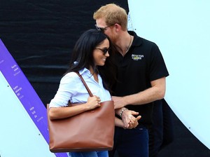 Tas Rp 2 Juta Meghan Markle saat Kencan dengan Pangeran Harry Terjual Habis