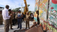 Gubernur DKI Jakarta Djarot Saiful Hidayat berbincang dengan seniman Teguh Ostenrik di depan potongan Tembok Berlin yang disulap menjadi karya seni. Tembok tersebut asli dibawa dari Berlin, Jerman.