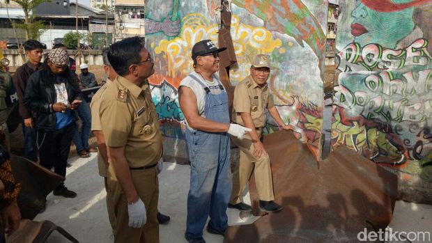 Gubernur DKI Djarot S Hidayat menyaksikan pemasangan Tembok Berlin di RPTRA Kalijodo.
