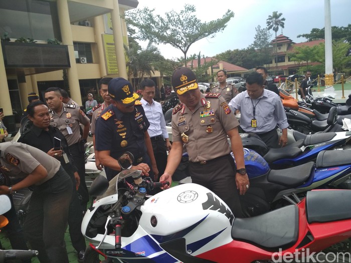 Polda Jabar Serahkan Kendaraan Mewah Selundupan ke Bea Cukai