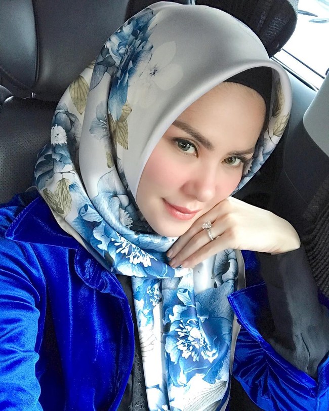 Angel Lelga juga termasuk selebriti yang menjual beragam koleksi hijab. Ia bekerjasama dengan desainer kondang Itang Yunasz pernah merilis kerudung yang dinamakan Angel Lelga Scarf. Foto: Dok. Instagram