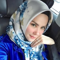 Angel Lelga juga termasuk selebriti yang menjual beragam koleksi hijab. Ia bekerjasama dengan desainer kondang Itang Yunasz pernah merilis kerudung yang dinamakan Angel Lelga Scarf. Foto: Dok. Instagram