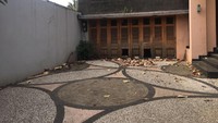 Karena dalam status sitaan, rumah itu kini kurang terawat. Selain rumah di Kemang, berbagai properti Fuad Amin juga dirampas.