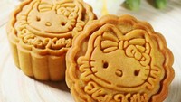 Warnanya memang seperti mooncake klasik panggang , tapi mooncake yang satu ini tetap terlihat cantik dengan  gambar Hello Kitty di permukaannya . Foto: Istimewa