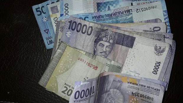 Barang bukti uang yang disita polisi.