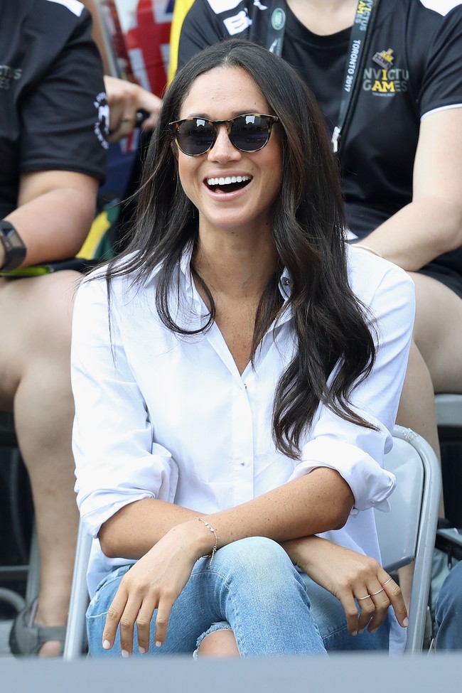 Dikabarkan bila kunjungan Harry ke lokasi syuting itu adalah kejutan. Pangeran Harry pun berbaur dengan para kru film sambil melihat kekasihnya berakting. Foto: Dok. Getty Images