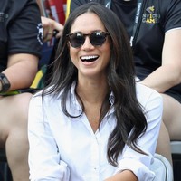 Dikabarkan bila kunjungan Harry ke lokasi syuting itu adalah kejutan. Pangeran Harry pun berbaur dengan para kru film sambil melihat kekasihnya berakting. Foto: Dok. Getty Images