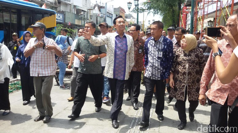 Sultan HB X Berjalan Kaki Nikmati Suasana Malioboro Yang Bebas PKL Sultan HB X Berjalan Kaki Nikmati Suasana Malioboro Yang Bebas PKL