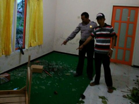 Selain dibakar, rumah juga dirusak 