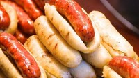 Small Sausage in Large Sausage ialah sosis babi panggang yang dibungkus dengan sosis besar dan dibuat dari beras ketan. Sosis ini bisa dimakan dengan berbagai topping seperti acar mentimun dan bawang putih cincang. Foto: Istimewa