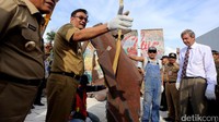 Gubernur DKI Jakarta Djarot Saiful Hidayat, seniman Teguh Ostenrik dan Dubes Jerman untuk Indonesia Michael Freiherr von Ungern-Sternberg.
