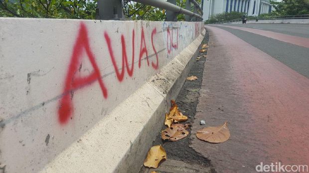 Flyover Kemayoran, Jakarta, lokasi tumpahan oli yang membuat sejumlah pengendara motor berjatuhan, Selasa (26/9/2017)