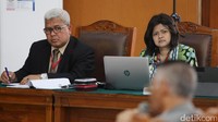 Sebelumnya, Novanto meminta status tersangkanya digugurkan melalui praperadilan di Pengadilan Negeri Jakarta Selatan. Kuasa hukum Novanto, Agus Trianto menyatakan Ketua DPR itu telah ditetapkan sebagai tersangka sejak 17 Juli 2017. Kemudian pada 18 Juli, Novanto menerima surat perintah dimulainya penyidikan (SPDP). Atas fakta tersebut, Agus menilai belum ada proses penyidikan yang sekaligus berbarengan dengan penetapan tersangka. Ia menilai KPK melanggar SOP penyidikan.