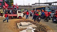Massa datang dengan menggunakan sepeda motor.