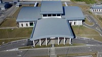 Bandara tersebut terletak sekitar 15 kilometer dari kota Suai, tepatnya di kotamadya Covalima. Kehadirannya diharapkan bisa menciptakan investasi, peluang dan sumber pertumbuhan ekonomi baru. (Waskita Karya).