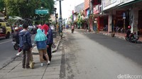 Plt Kepala Dinas Pariwisata Kota Yogyakarta Yunanto Dwi Sutono mengatakan pada tanggal 26 September bertepatan dengan hari Selasa Wage seluruh PKL disepanjang jalan Malioboro mulai dari pintu kereta api (KA) Stasiun Tugu sampai Titik Nol Kilometer tidak berjualan./Foto: Edzan Raharjo