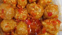 Sesuai namanya ‘pentol gila’, pentol dimasak dengan cabe berlimpah hingga keluar jejak minyak yang merah. Huahh! Gila!Foto: Istimewa